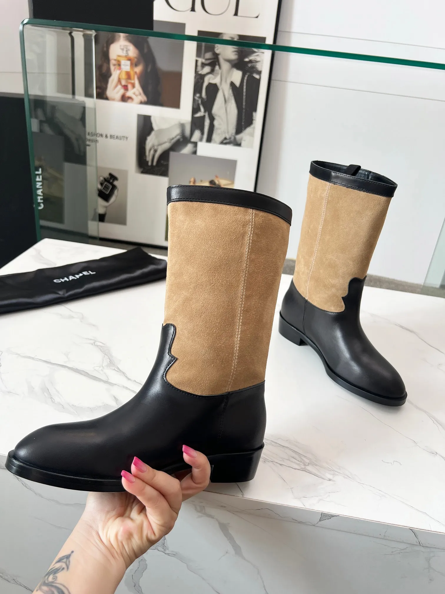 👟👟Ex-factory price 680👟👟 Top quality🔥Chanel 25 autumn and winter small fragrant suede color-blocked knight mid-high boots! Retro style boots Western cowboy boots! Unique western boot design with smooth curves and irregular edges like free lines in the wilderness! With a casual and free flavor. Let every step be uninhibited and refined! Whether it is paired with smart suit pants to create a cool urban style, or matched with an elegant dress to create a strong and soft aesthetic. Or pair it with jeans to create an authentic western style! The upper is made of first-layer cowhide stitched with suede. The inner lining is water-dyed cowhide. Number of yards: 35-40 (41 is custom-made and cannot be returned or exchanged). Comes with original packaging.